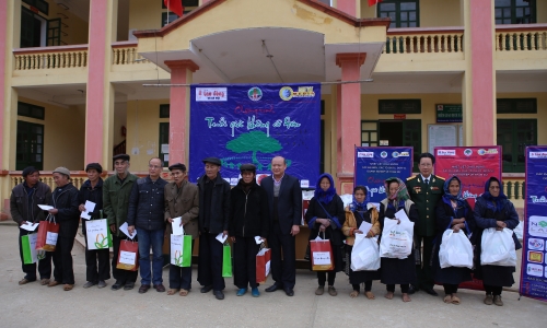 Trao tặng hơn 200 phần quà cho các cụ già có hoàn cảnh khó khăn tại tỉnh Yên Bái